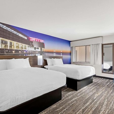 Clarion Pointe Hotel Milwaukee Exterior photo