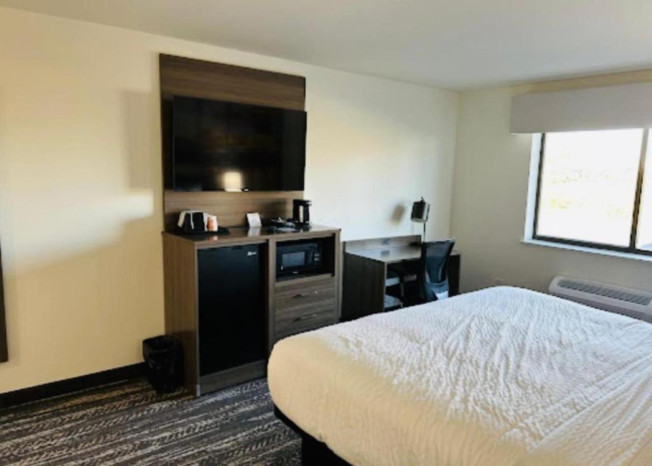 Clarion Pointe Hotel Milwaukee Exterior photo