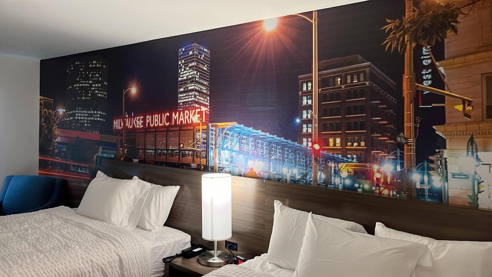 Clarion Pointe Hotel Milwaukee Exterior photo